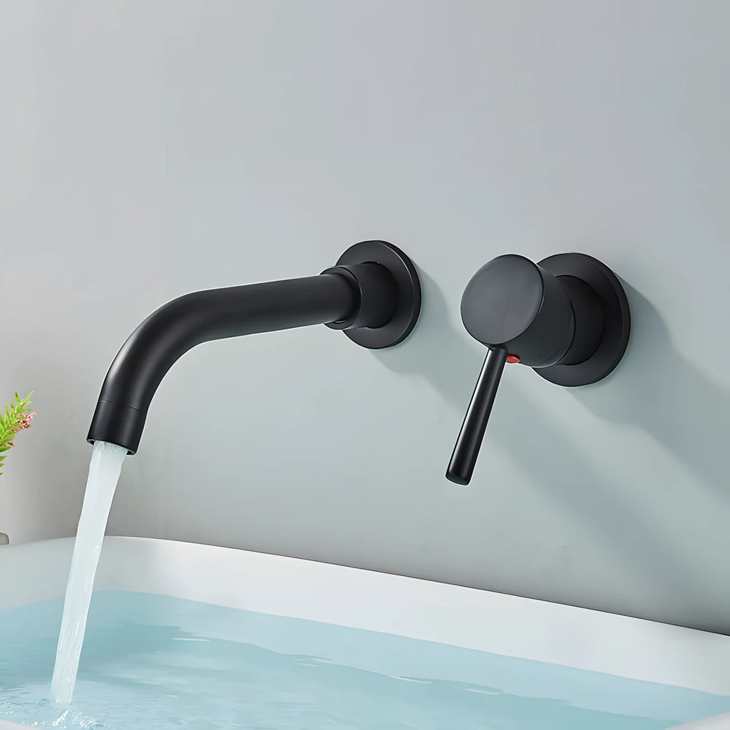 Mitigeur mural encastré noir mat au-dessus d'une baignoire, bec et manette sur rosaces rondes
