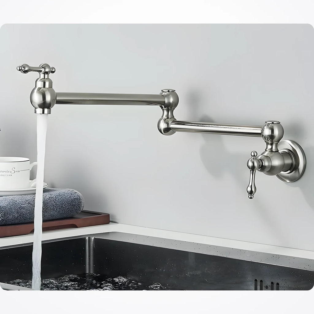 Robinet mural nickel à bras articulé fixé au-dessus d'un évier, jet d'eau froide qui coule, tasse et torchon posés à côté