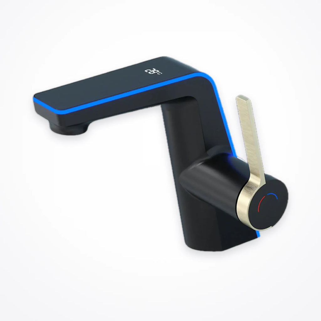 Robinet de lavabo noir à écran LED : le bec plat et sa commande à levier doré, vus de trois quarts sur fond clair