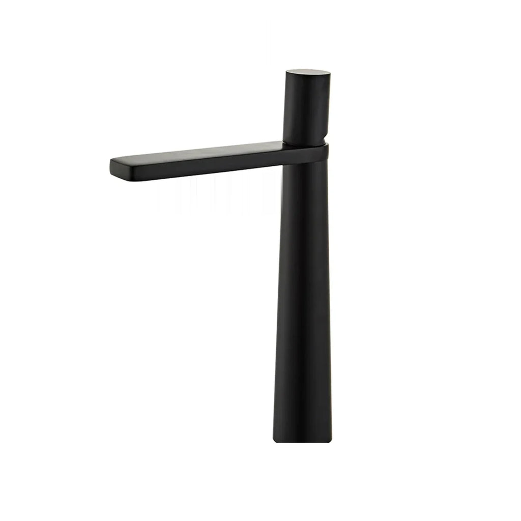 Robinet de lavabo monotrou noir mat : le bec plat et la manette cylindrique, vus de profil sur fond blanc