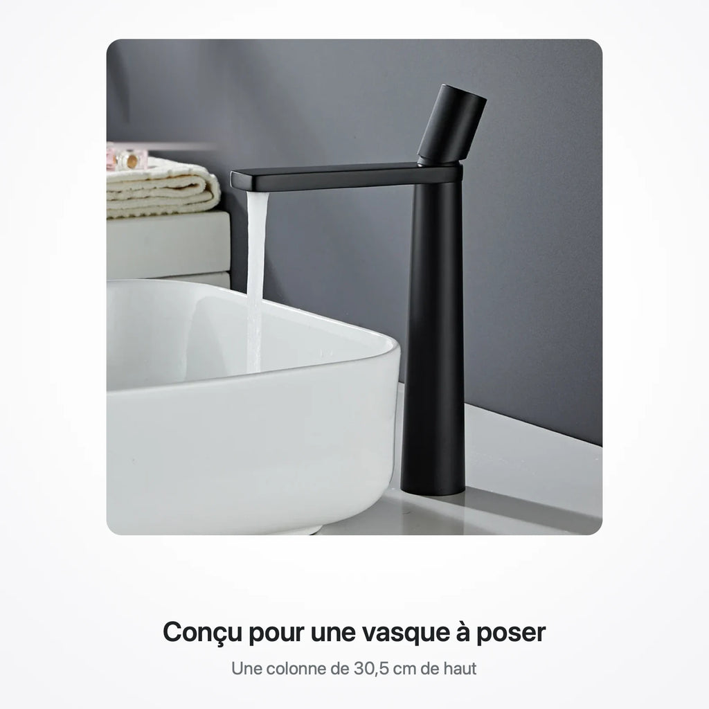 Robinet de lavabo noir mat en écoulement au-dessus d'une vasque ronde blanche posée sur un plan