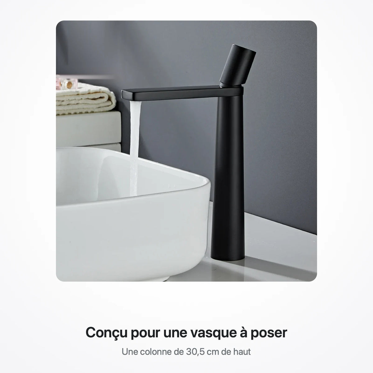 Robinet de lavabo noir mat en écoulement au-dessus d'une vasque ronde blanche posée sur un plan