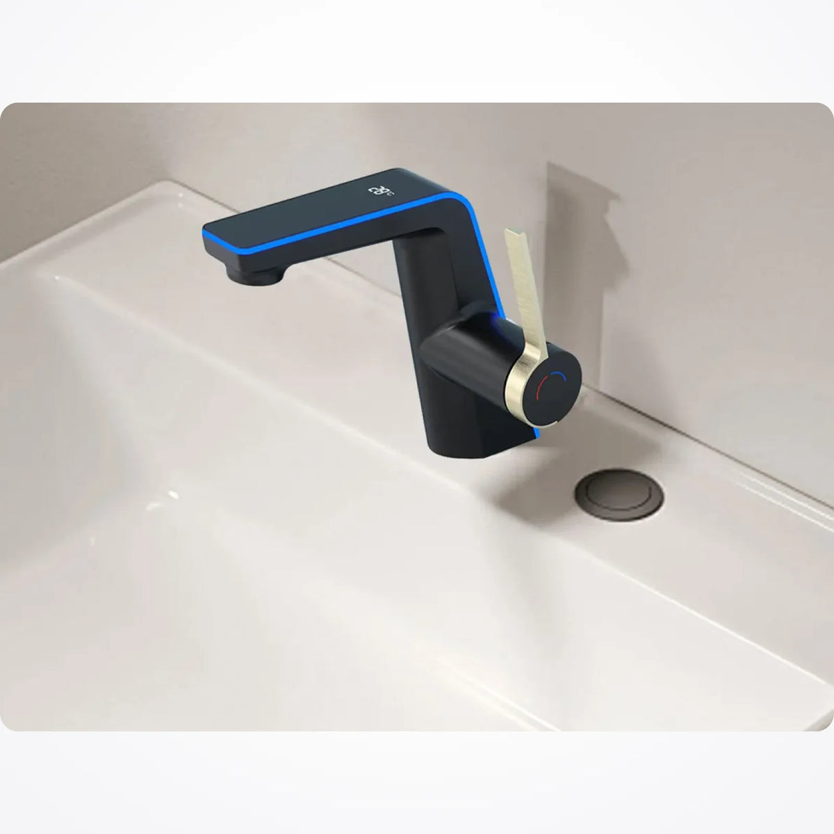 Robinet de lavabo noir à écran LED posé sur un lavabo blanc rectangulaire