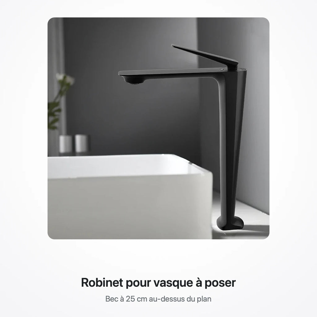 Robinet noir à bec haut posé derrière une vasque blanche rectangulaire