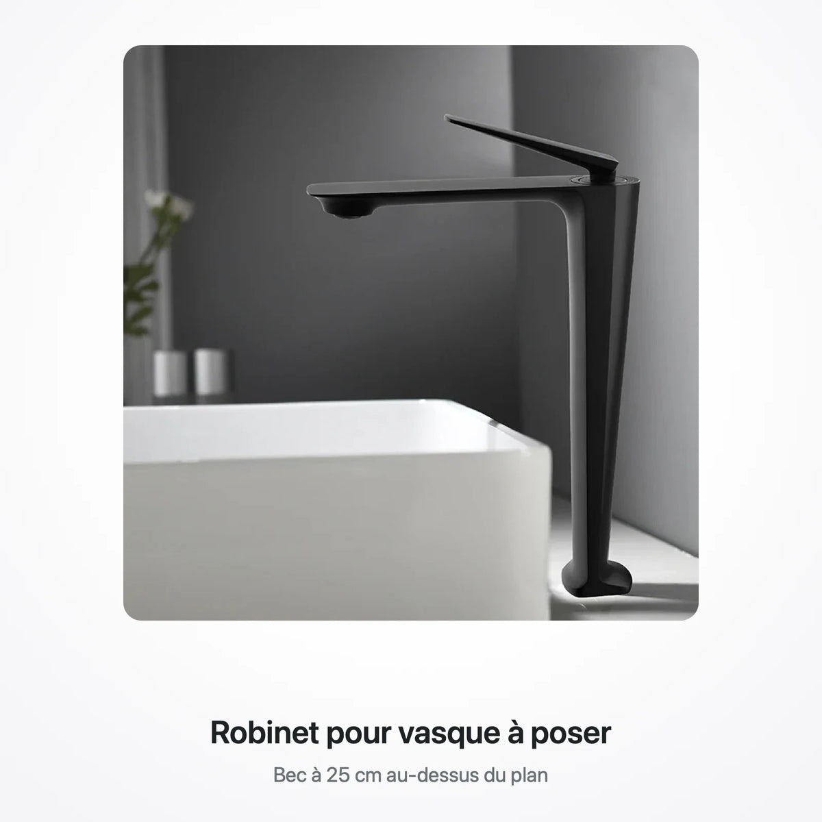 Robinet noir à bec haut posé derrière une vasque blanche rectangulaire