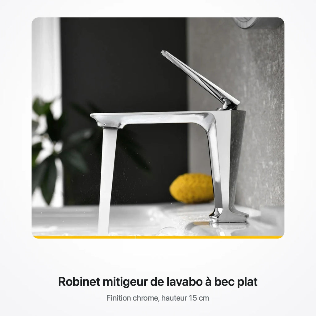 Robinet mitigeur de lavabo chromé à bec plat, l'eau coulant en nappe dans un lavabo blanc