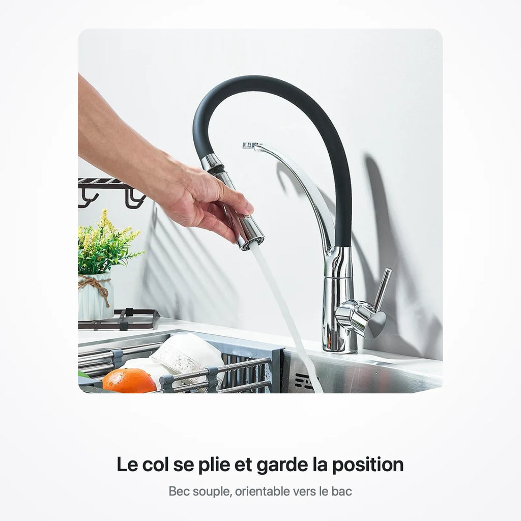 Main qui plie le col souple du robinet au-dessus de l'évier
