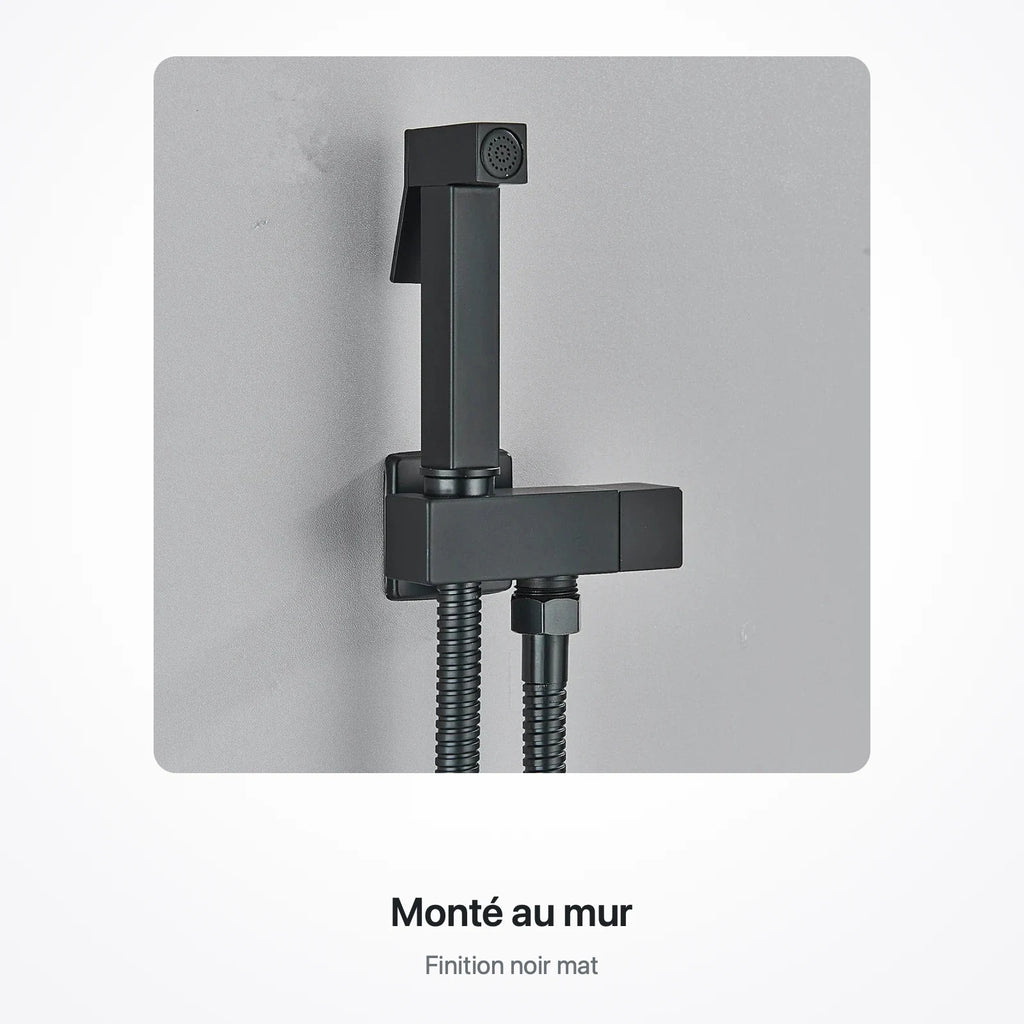 Douchette et son support posés au mur des toilettes, finition noir mat