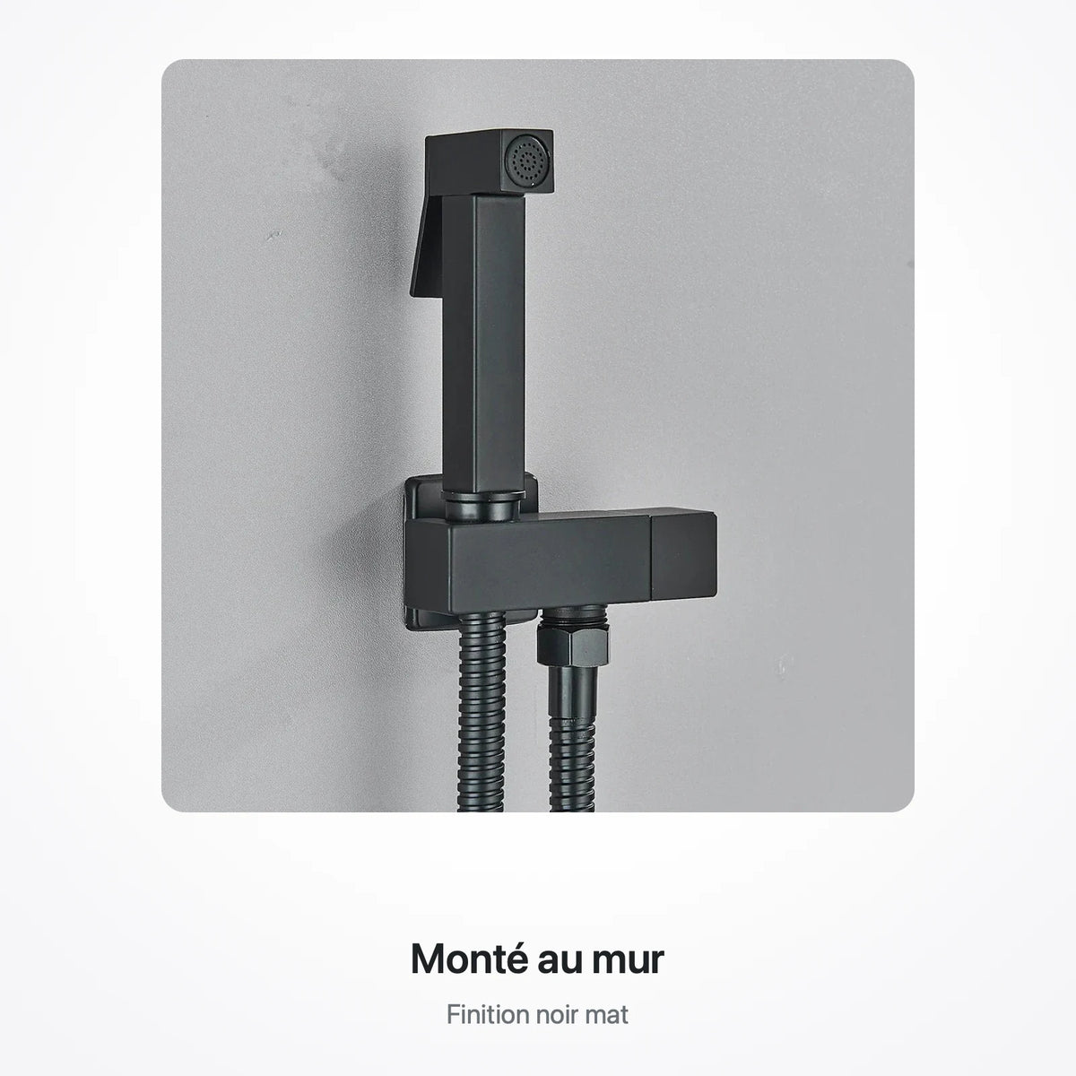 Douchette et son support posés au mur des toilettes, finition noir mat