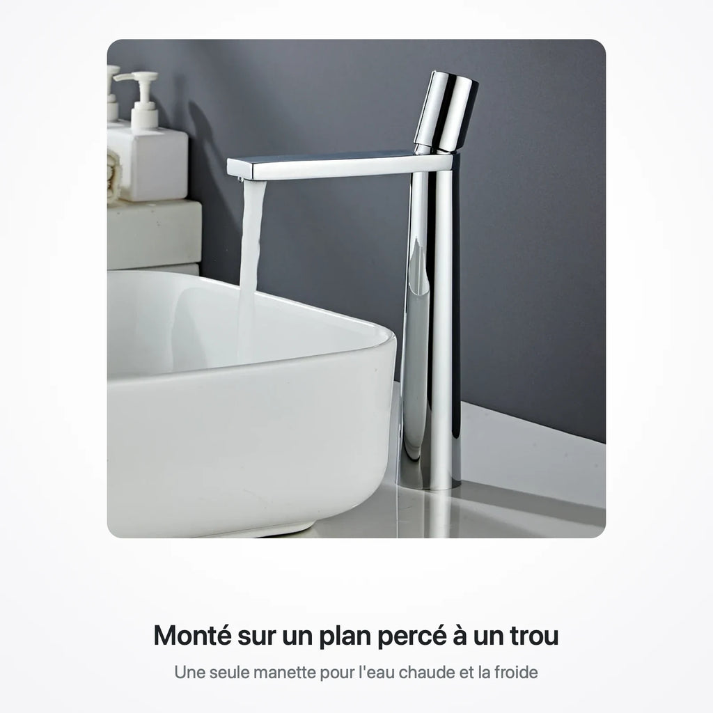 Robinet de lavabo chrome poli posé au bord d'une vasque blanche, colonne haute et bec plat