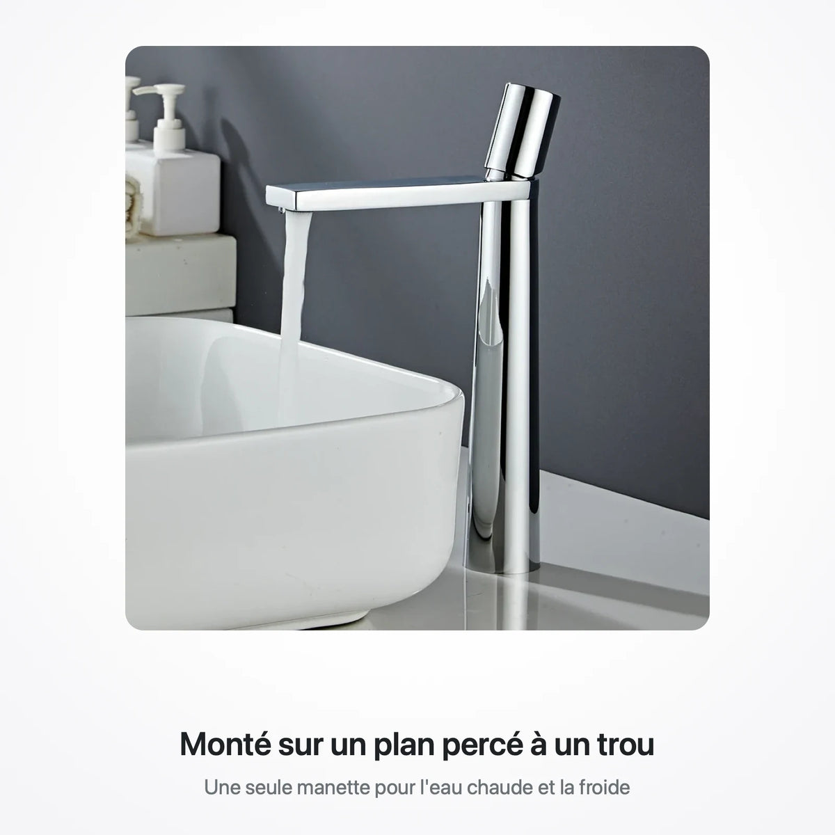 Robinet de lavabo chrome poli posé au bord d'une vasque blanche, colonne haute et bec plat