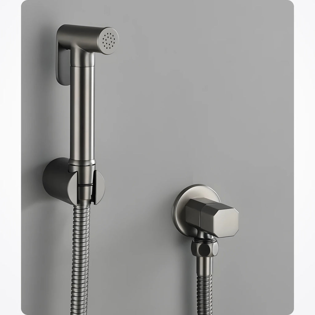 Douchette WC finition gris installée au mur, support et robinet d'équerre côte à côte