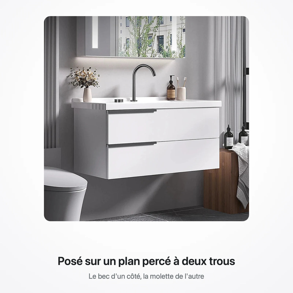 Robinet de lavabo noir mat posé sur un meuble vasque blanc suspendu