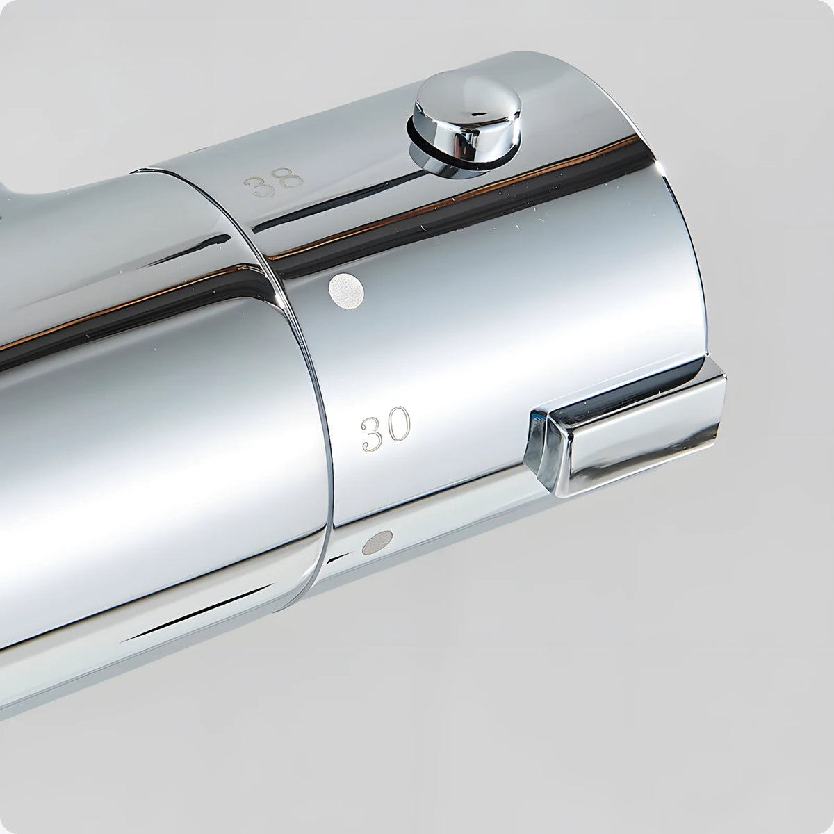 Molette thermostatique chromée graduée, repère 38 et repère 30, bouton poussoir de déverrouillage