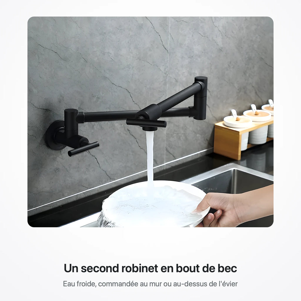 Une main rince une assiette sous le jet du robinet mural rabattable noir, commandé par le robinet en bout de bec