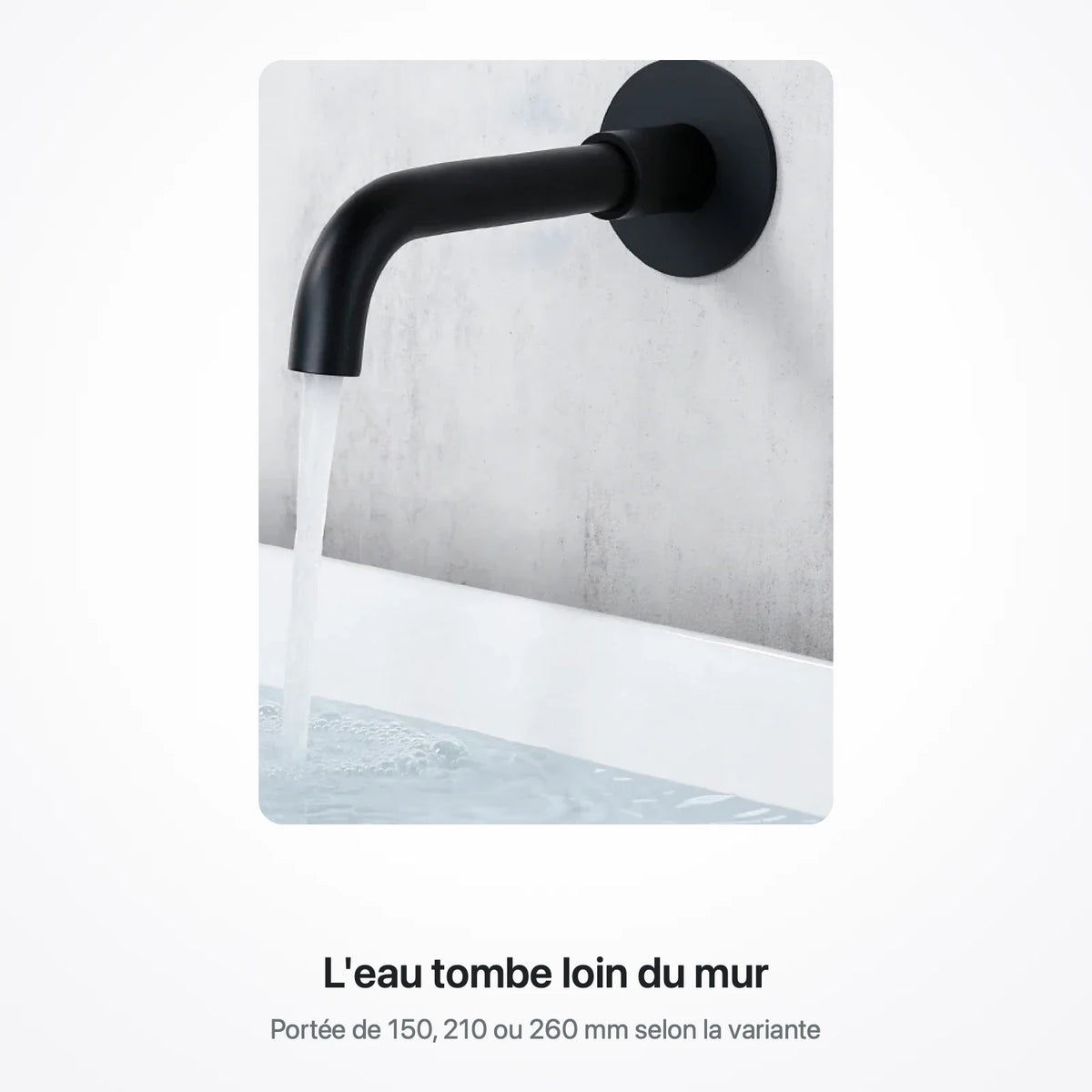 Gros plan du bec mural noir mat en service, la chute d'eau tombe à distance du mur en béton