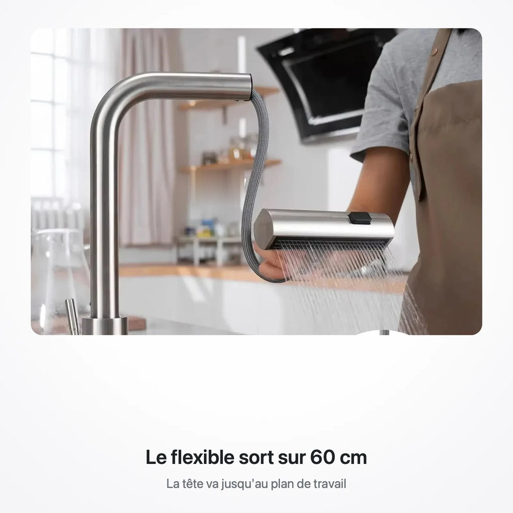 Main tenant la tête extractible sortie sur 60 cm de flexible au-dessus du plan de travail