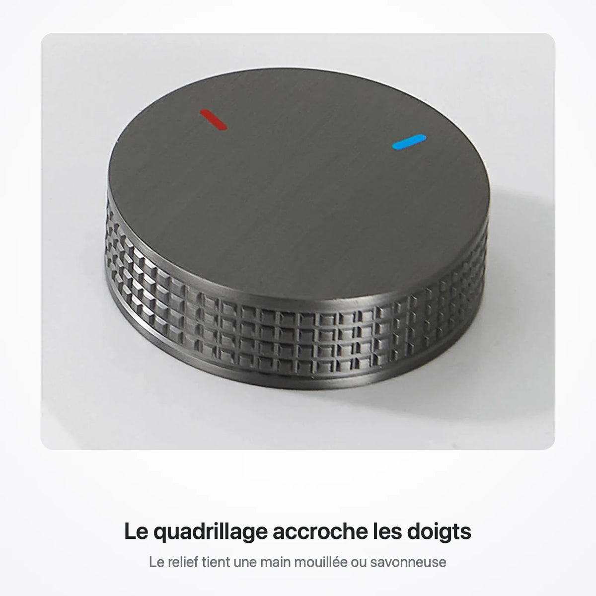 Gros plan sur le quadrillage en relief de la molette de commande
