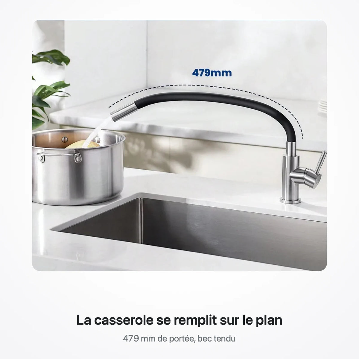 Bec tendu au-dessus du plan pour remplir une casserole posée à côté de l'évier