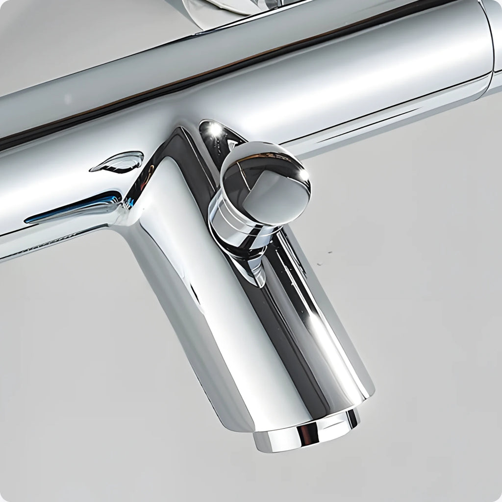Bec conique court du mitigeur thermostatique et bouton rond d'inversion bain-douche placé au-dessus, en chromé