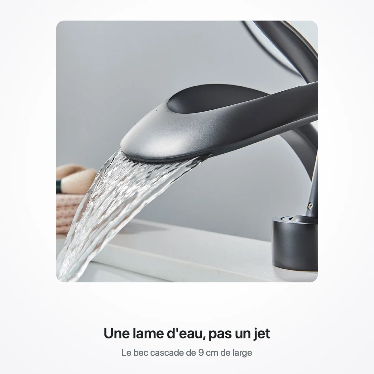 Gros plan sur la lame d'eau qui glisse du bec cascade de 9 cm