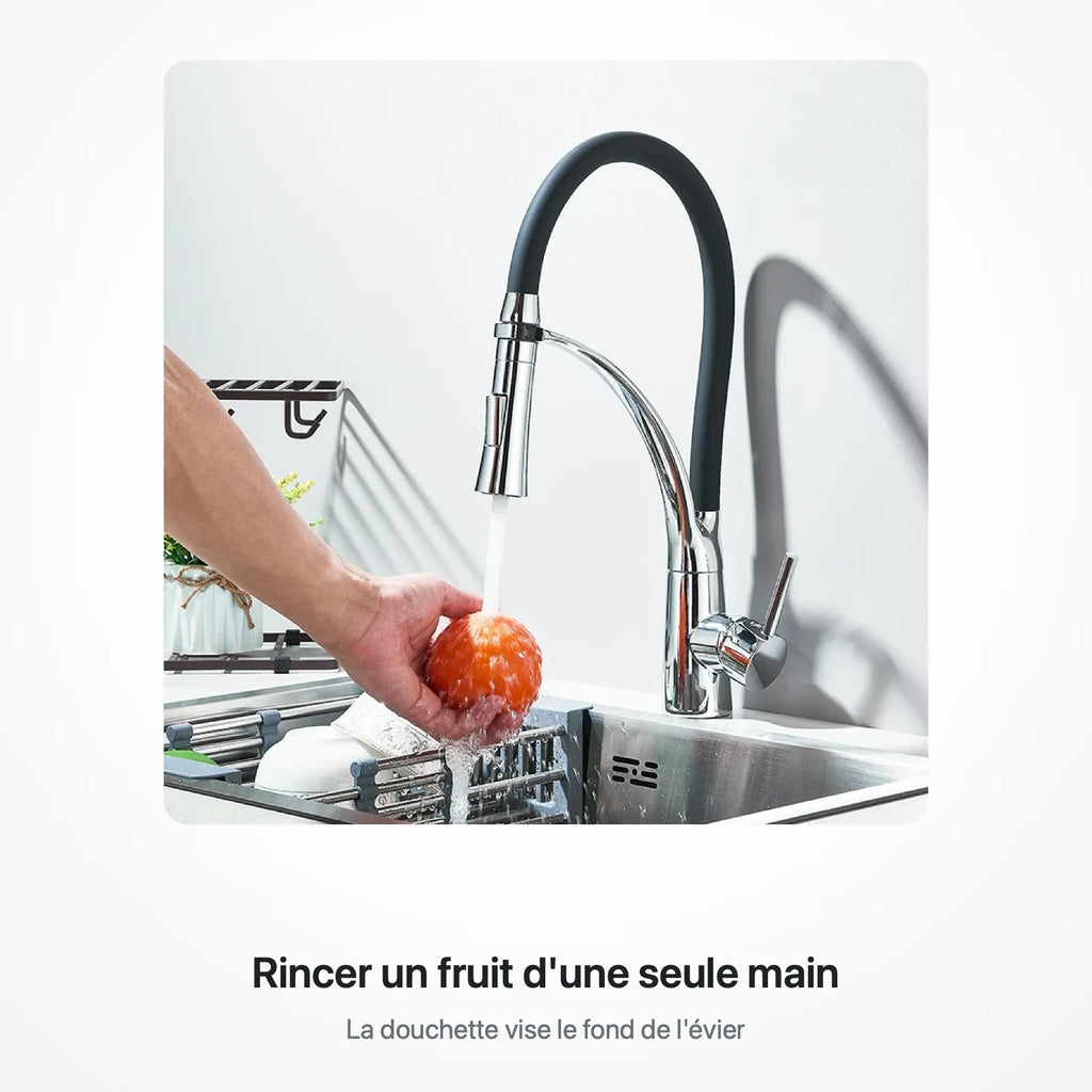 Un fruit rincé à une main sous la douchette, au-dessus de l'évier