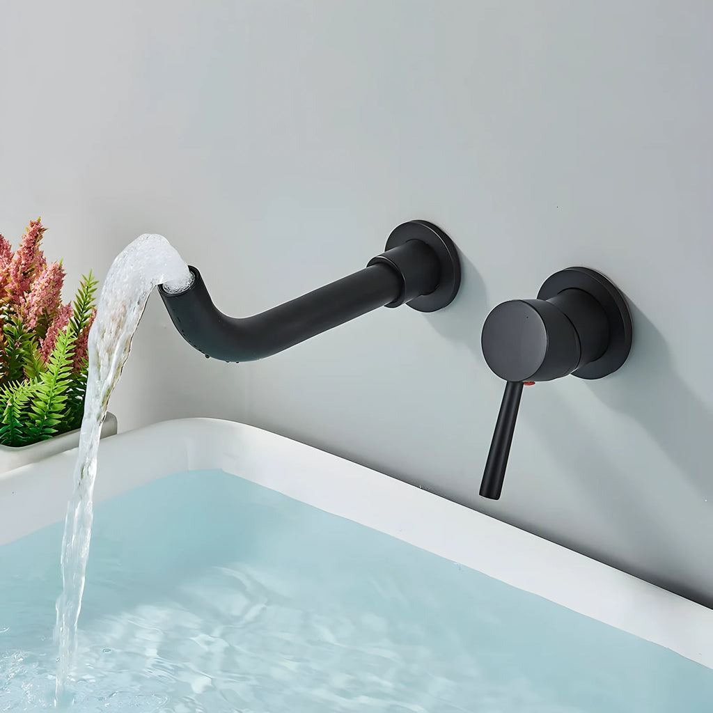 Bec mural noir mat versant l'eau dans une baignoire, manette encastrée à droite