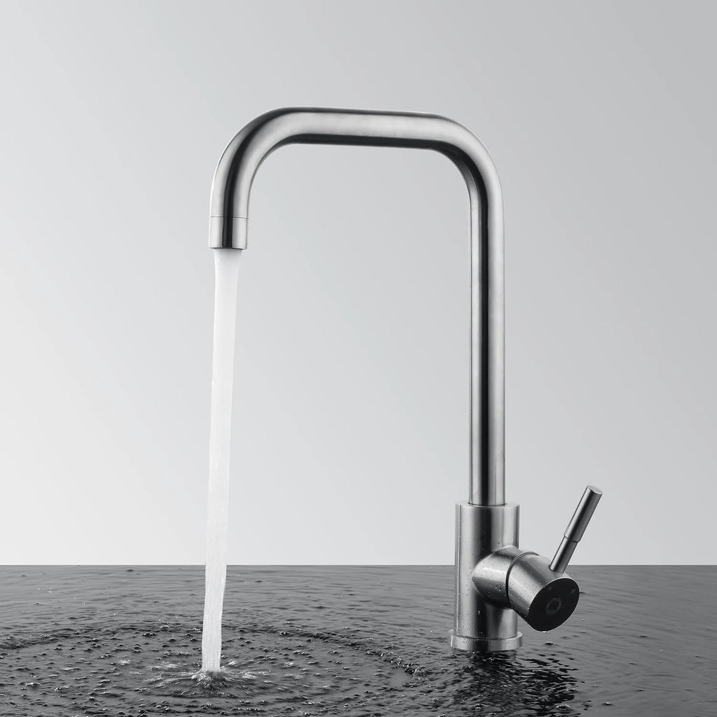 Robinet col de cygne en inox brossé, eau qui coule en filet, vu de profil