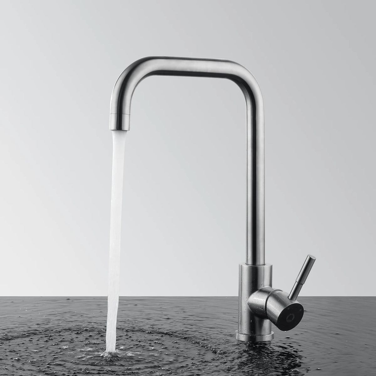 Robinet col de cygne en inox brossé, eau qui coule en filet, vu de profil