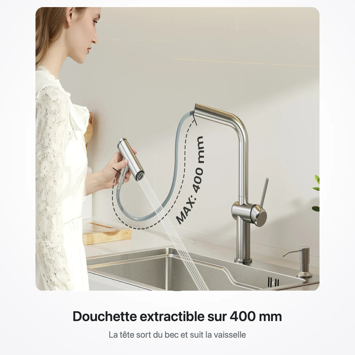 Douchette extractible du robinet tirée sur 400 mm au-dessus d'un évier