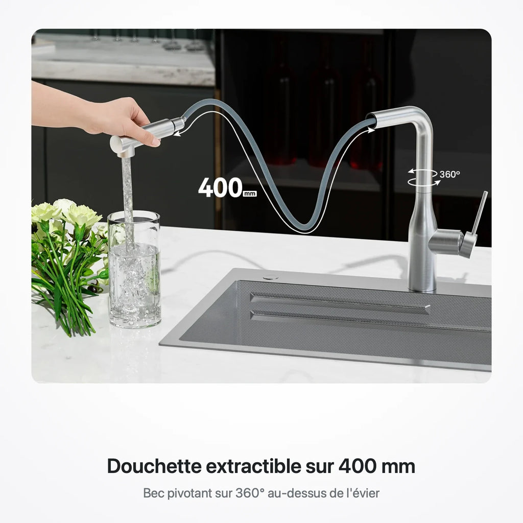 Douchette extractible tirée sur 400 mm pour remplir une carafe posée sur le plan de travail