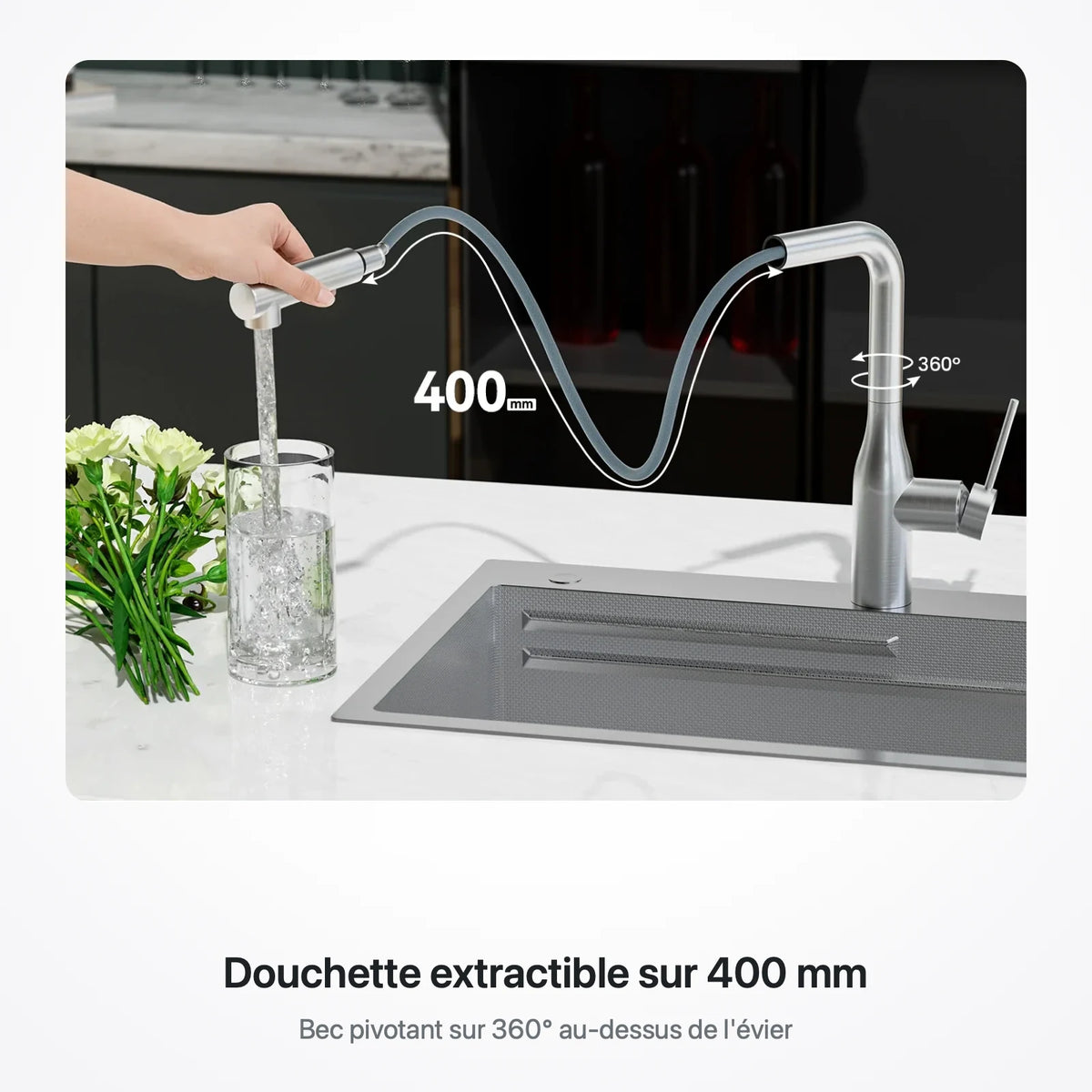Douchette extractible tirée sur 400 mm pour remplir une carafe posée sur le plan de travail