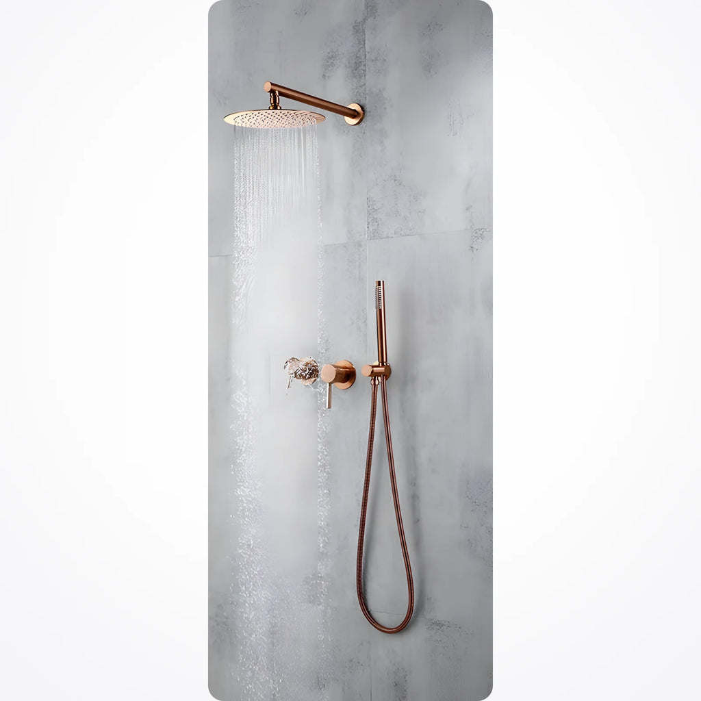 Colonne de douche dorée en fonctionnement dans une douche carrelée, eau ruisselant depuis la tête ronde murale