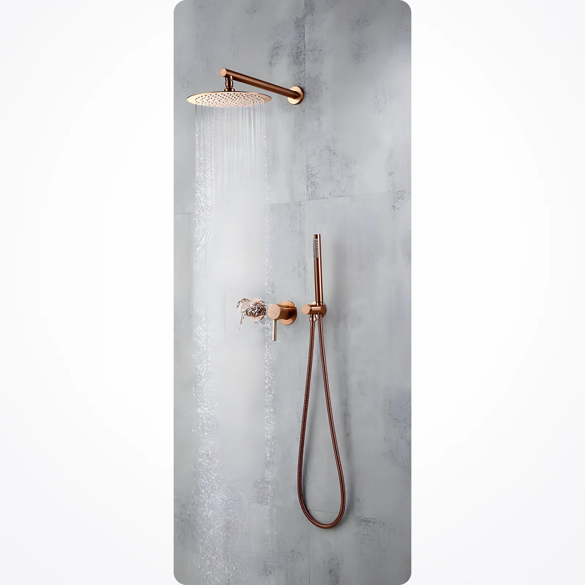 Colonne de douche dorée en fonctionnement dans une douche carrelée, eau ruisselant depuis la tête ronde murale