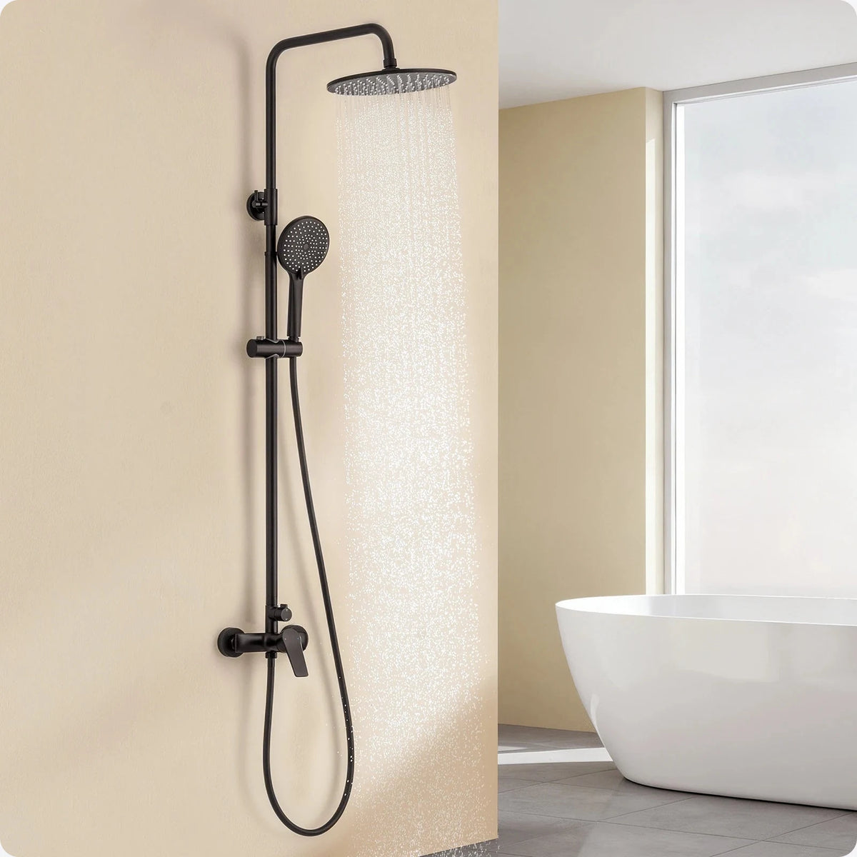 Colonne de douche noire installée au mur, eau ruisselant depuis la tête ronde, baignoire en arrière-plan