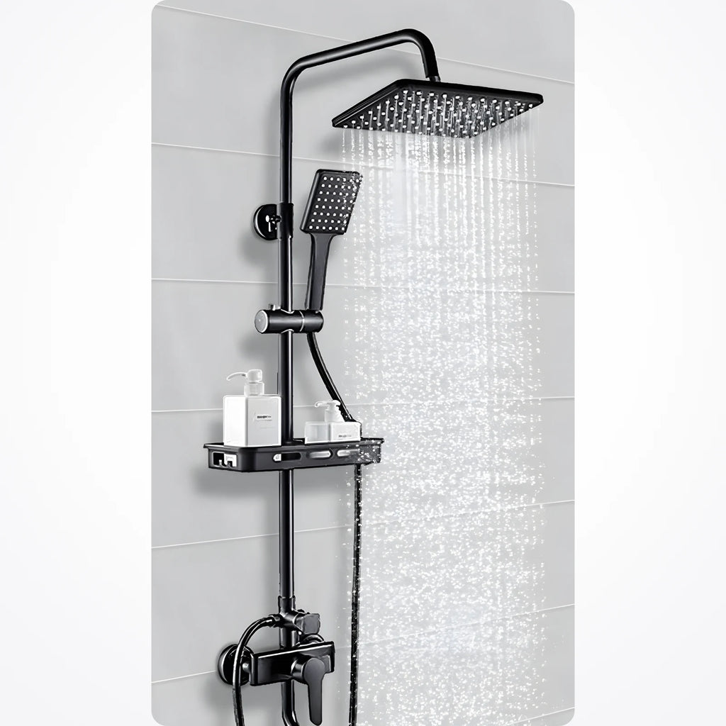 Colonne de douche en laiton noir mat en fonctionnement, eau coulant de la tête de pluie carrée, tablette de rangement visible sur la barre
