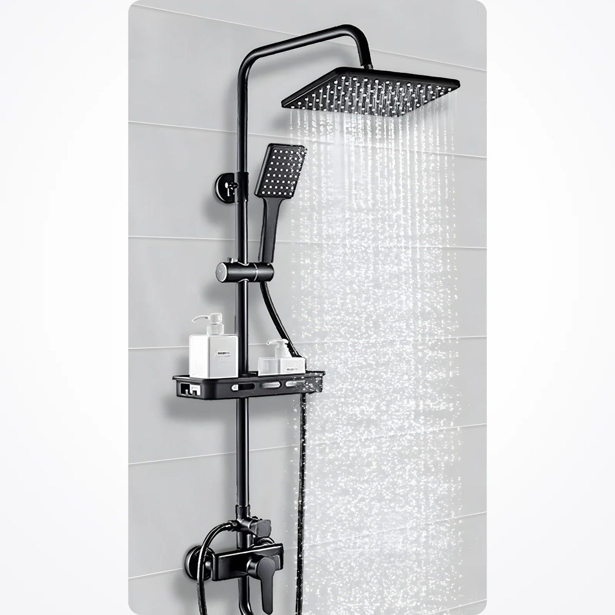 Colonne de douche en laiton noir mat en fonctionnement, eau coulant de la tête de pluie carrée, tablette de rangement visible sur la barre