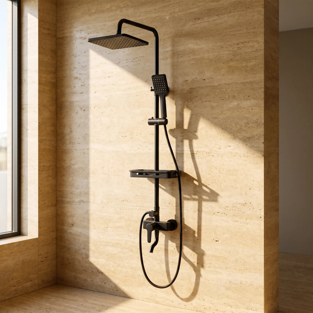 Colonne de douche en laiton noir mat avec tablette intégrée, sur un mur en travertin doré