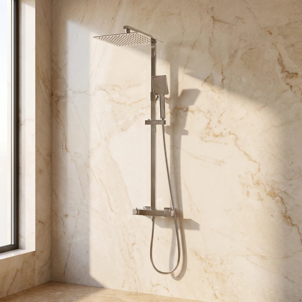 Colonne de douche thermostatique chromée à tête carrée, sur un mur en marbre crème