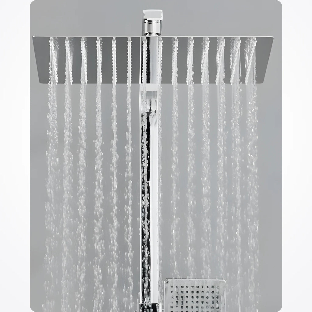 Tête de pluie carrée et douchette à main de la colonne thermostatique, eau qui coule en conditions réelles