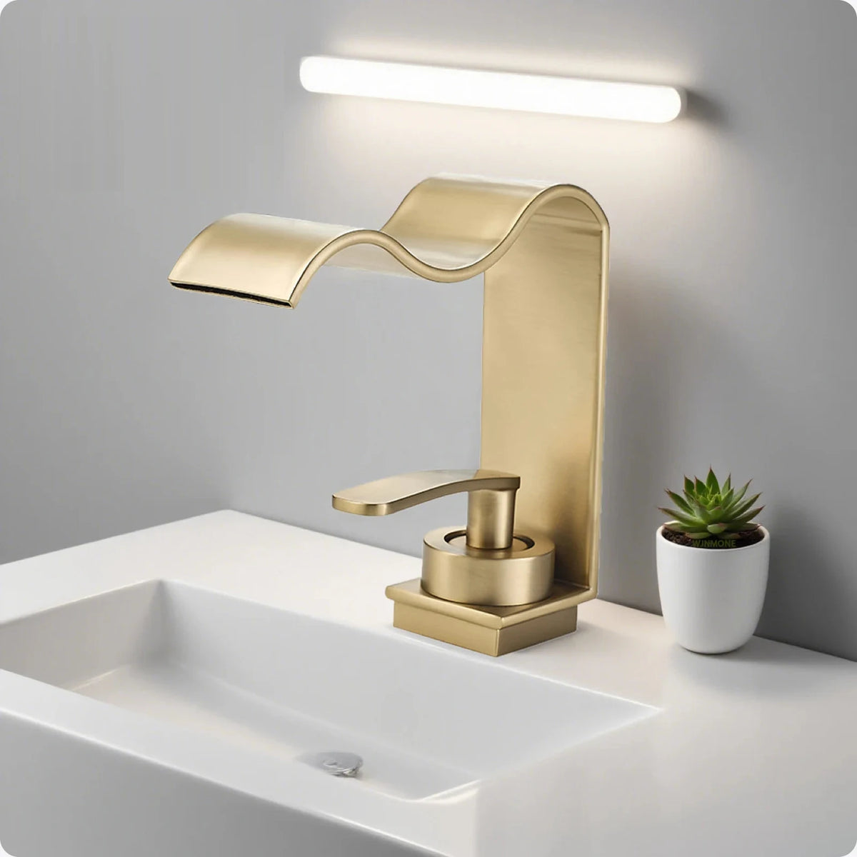 Robinet lavabo cascade or brossé sur un plan de vasque