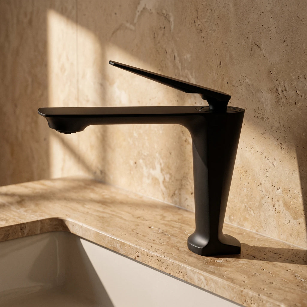 Mitigeur de lavabo noir mat à bec plat, sur un plan de pierre chaude