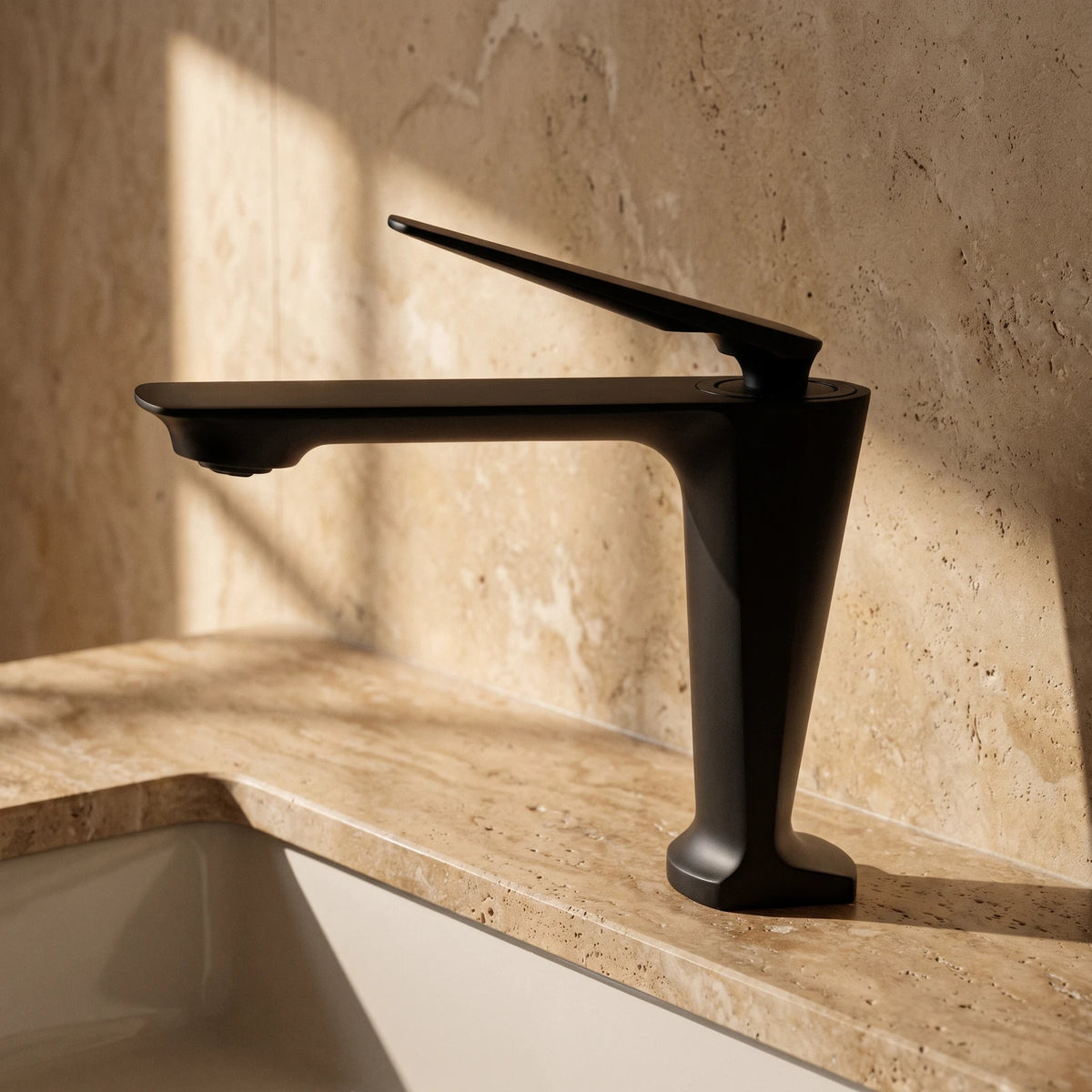 Mitigeur de lavabo noir mat à bec plat, sur un plan de pierre chaude