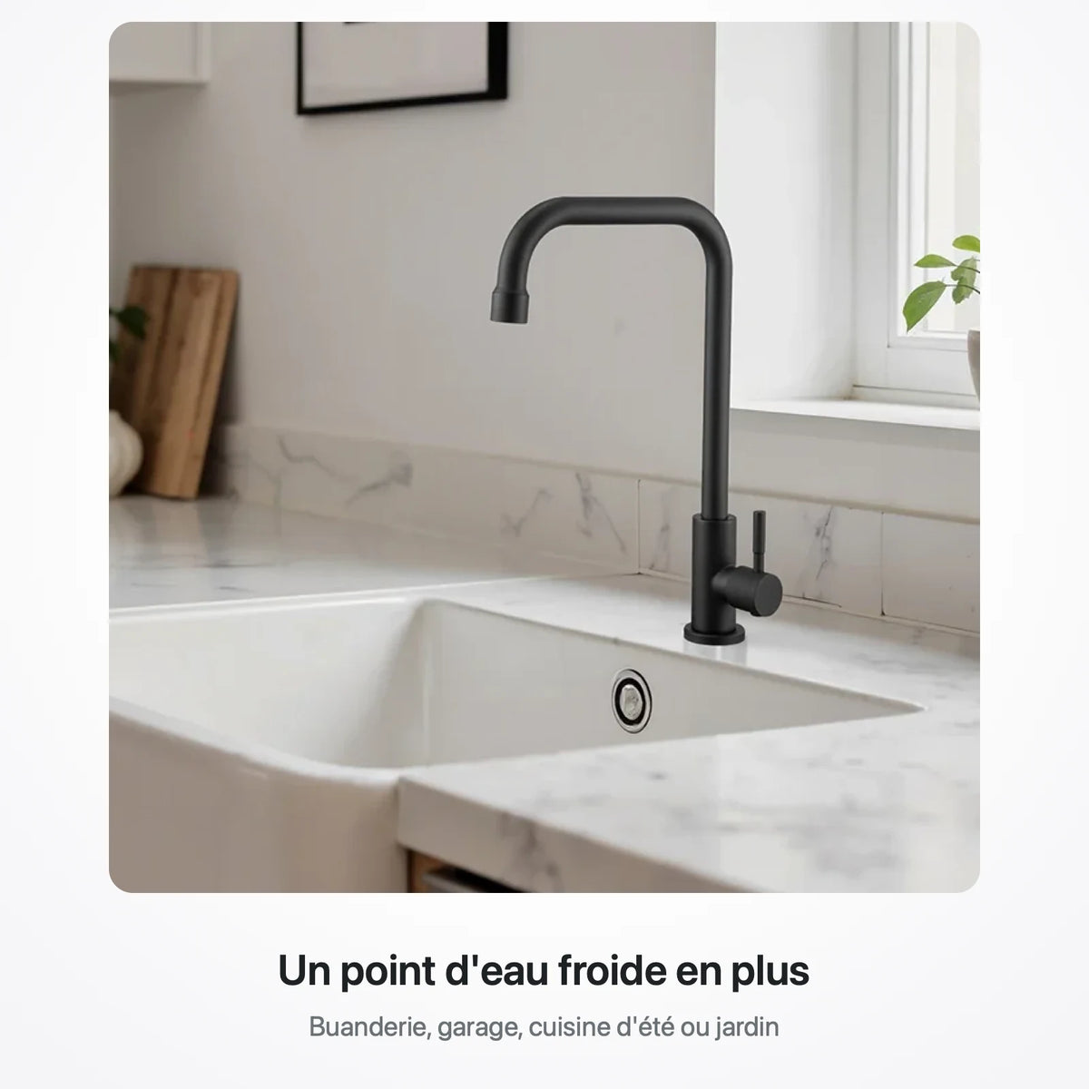 Robinet d'évier noir mat installé sur un plan de travail en marbre près d'une fenêtre