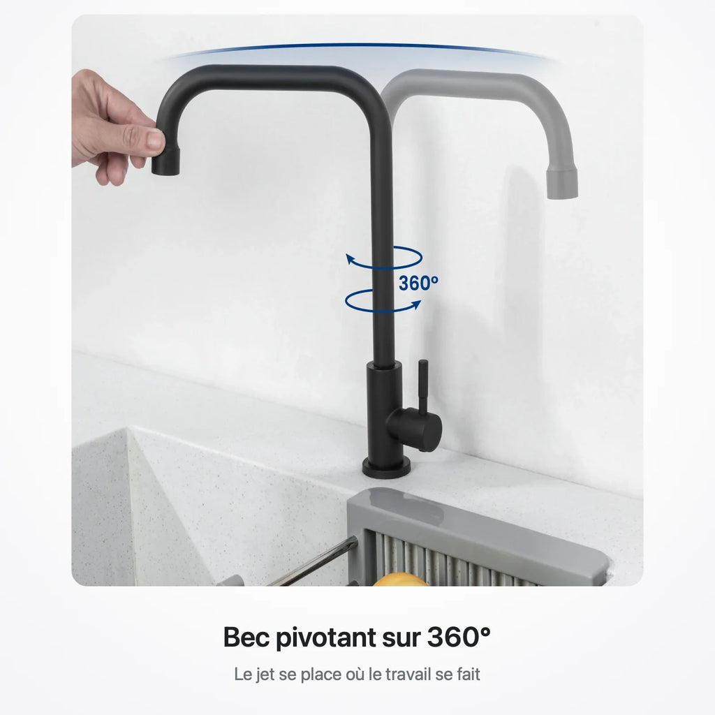 Bec du robinet pivotant sur 360° au-dessus d'un évier