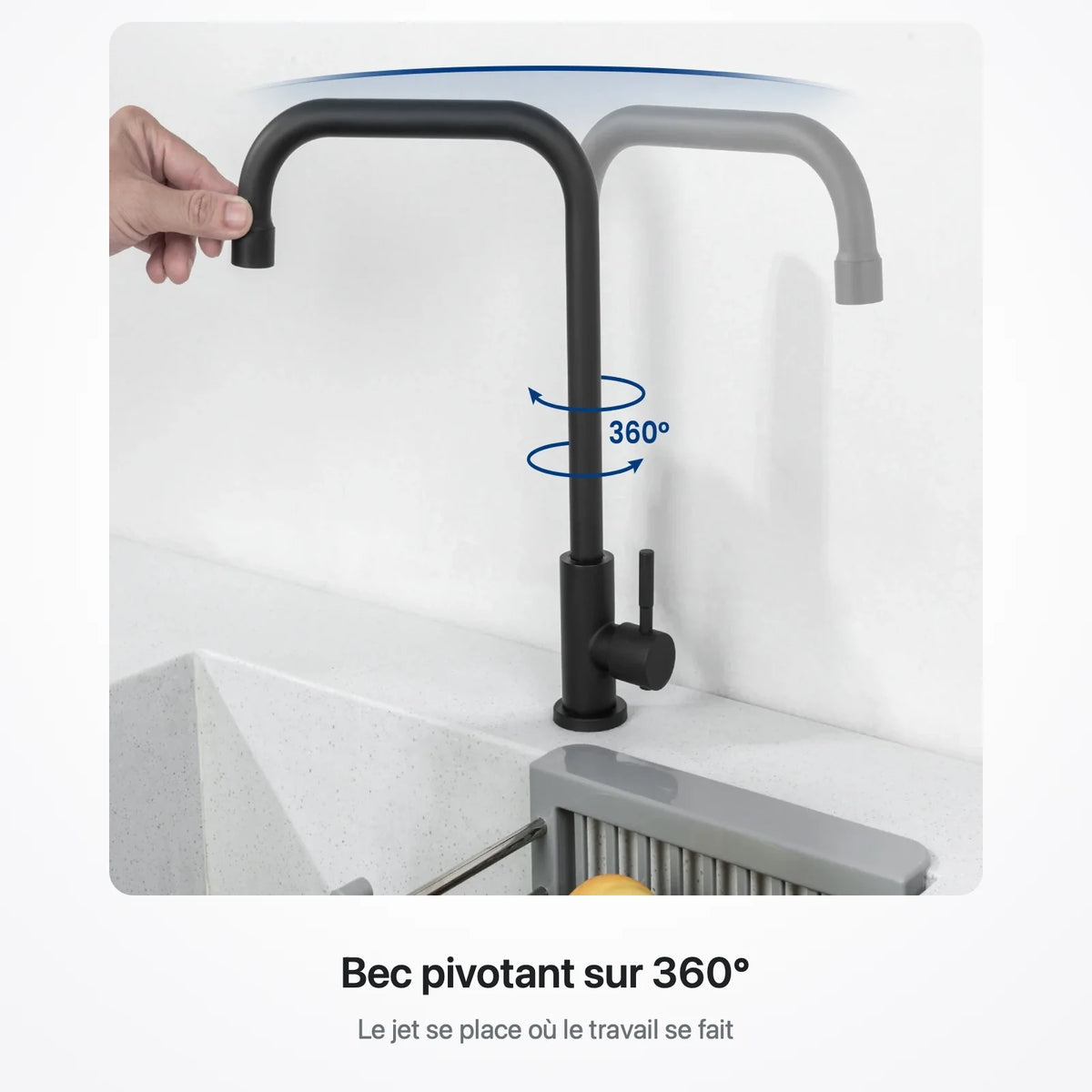 Bec du robinet pivotant sur 360° au-dessus d'un évier