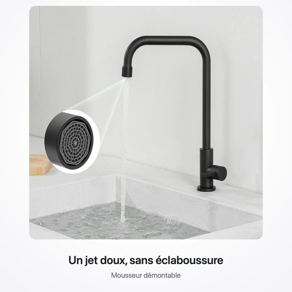 Gros plan du mousseur du robinet et de son jet doux au-dessus d'un évier