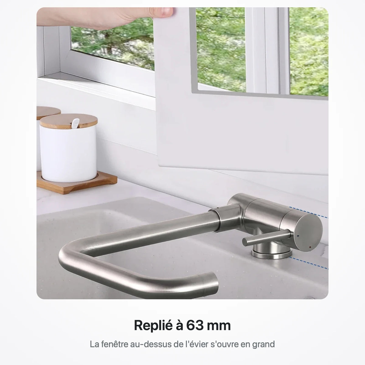 Robinet de cuisine replié à 63 mm sous une fenêtre ouverte, au-dessus d'un évier